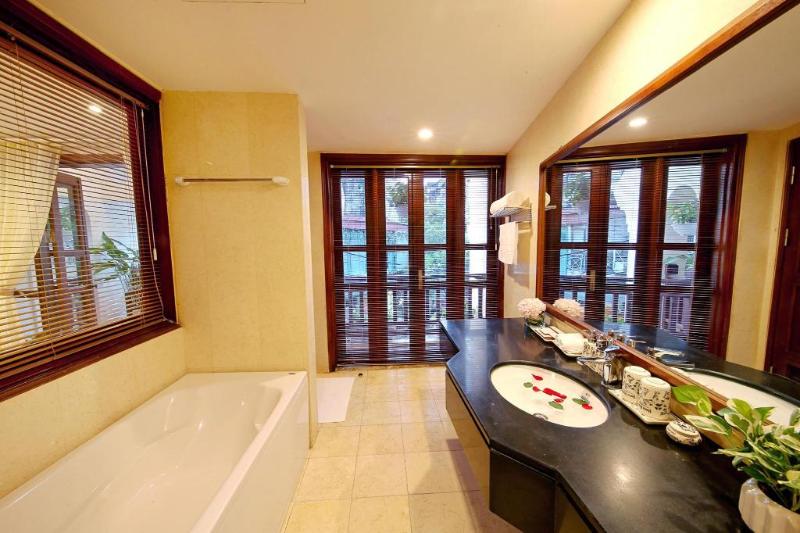 سوئیت با بالکن, Hanoi Nostalgia Hotel & Spa