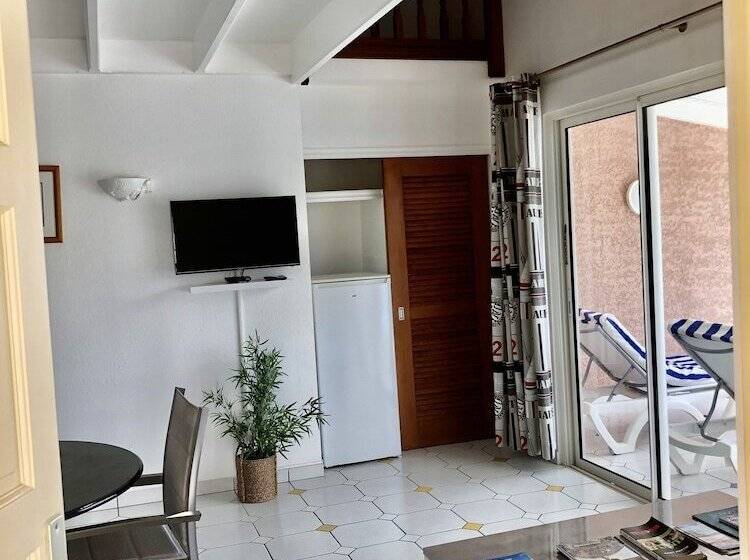 2 Bedroom Deluxe Apartment Sea View, Colombus Résidence