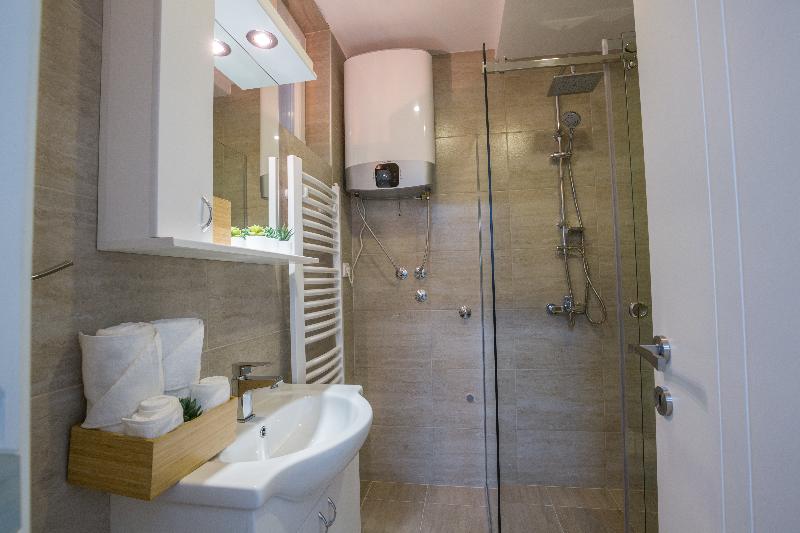 استودیوی استاندارد, Thomas Residence