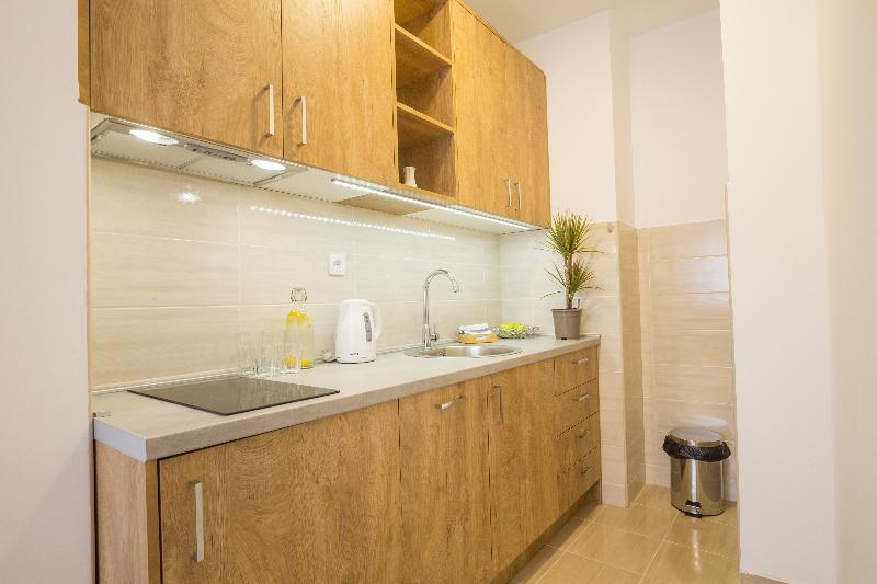استودیوی استاندارد, Thomas Residence
