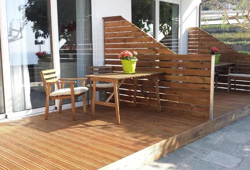 سوییت با چشم‌انداز دریا, Agrilea