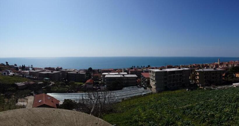 سوییت با چشم‌انداز دریا, Agrilea