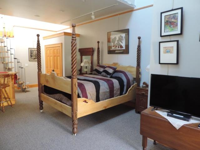标准工作室, Abe's Spring Street Guest House