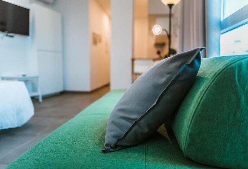 스탠다드 스튜디오, Apartamentos Zhr