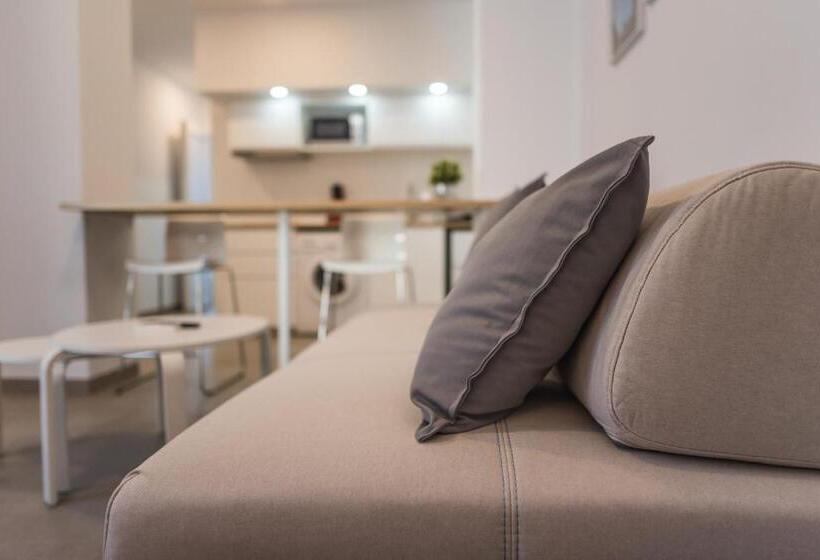 스탠다드 스튜디오, Apartamentos Zhr