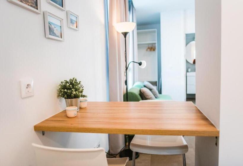 스탠다드 스튜디오, Apartamentos Zhr