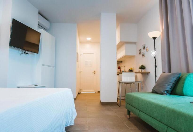 스탠다드 스튜디오, Apartamentos Zhr