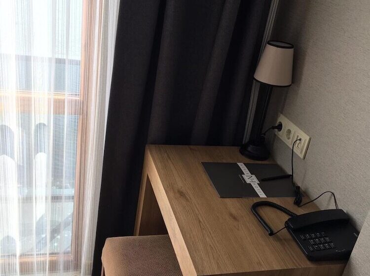 带花园景观的标准三人间, Nehi̇r Hotel Keşan