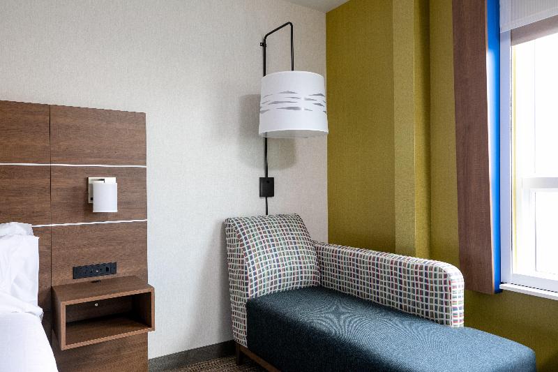 اتاق استاندارد با تخت بزرگ برای معلولان, Holiday Inn Express Lethbridge Southeast
