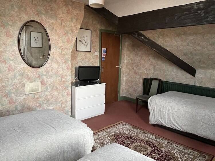 اتاق کلاسیک سه تخته, Chimneys Guest House
