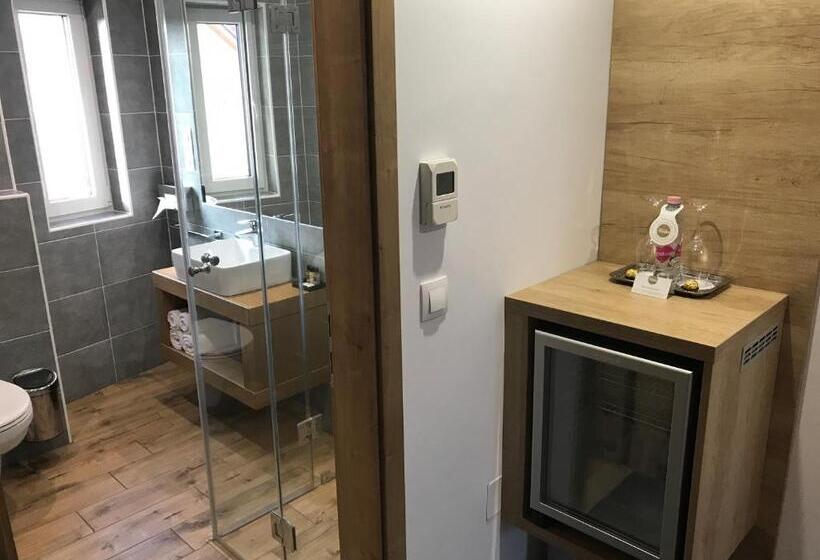 اتاق لوکس سه تخته, Villa Aruba & Private Spa Suites