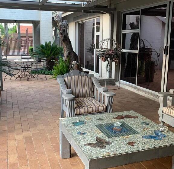 اتاق استاندارد با چشم‌انداز استخر, House And Heart Guest House
