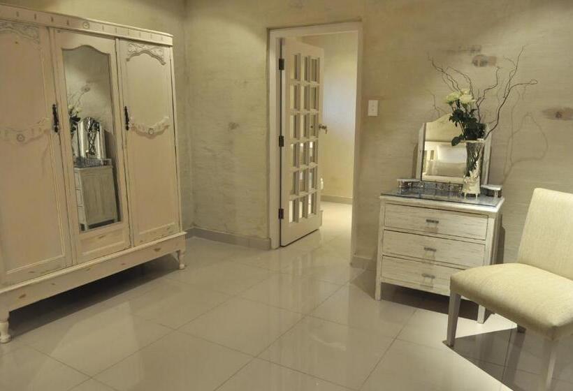 اتاق استاندارد با چشم‌انداز استخر, House And Heart Guest House