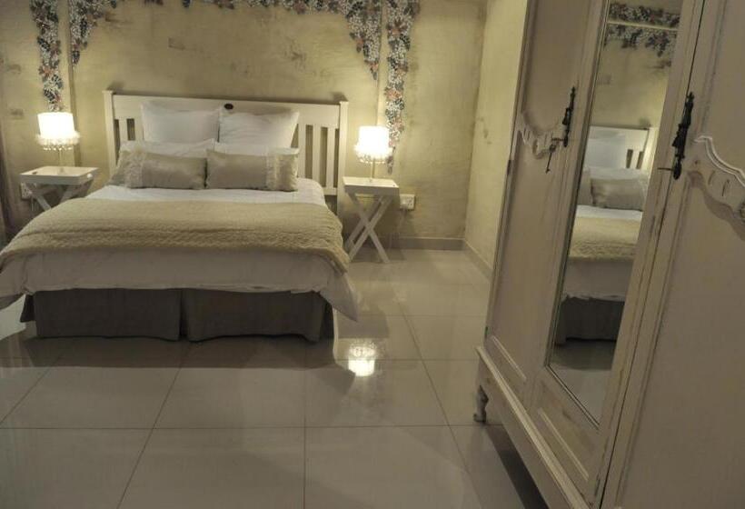 اتاق استاندارد با چشم‌انداز استخر, House And Heart Guest House