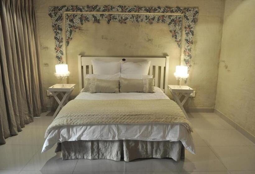 اتاق استاندارد با چشم‌انداز استخر, House And Heart Guest House