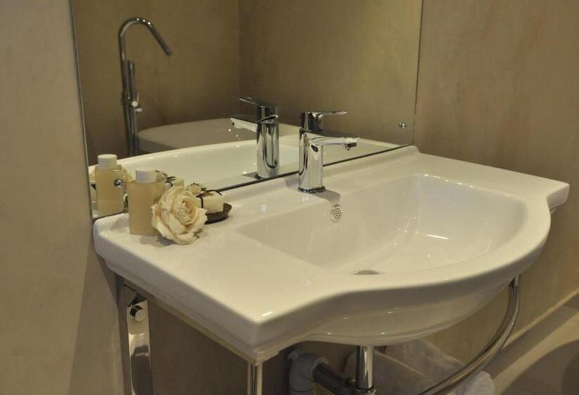 اتاق استاندارد با چشم‌انداز استخر, House And Heart Guest House