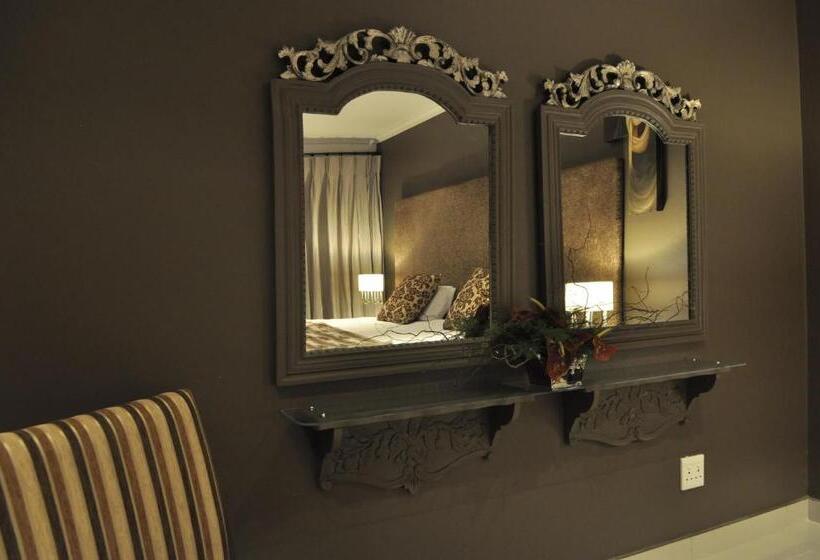 اتاق سوپریور با چشم‌انداز استخر, House And Heart Guest House