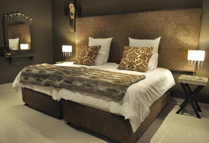 اتاق سوپریور با چشم‌انداز استخر, House And Heart Guest House