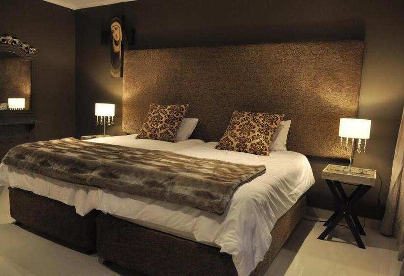 اتاق سوپریور با چشم‌انداز استخر, House And Heart Guest House