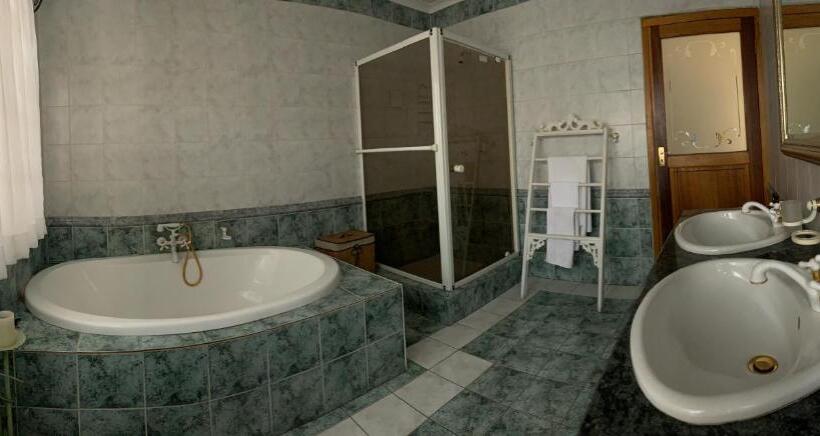 اتاق لوکس با چشم‌انداز باغ, House And Heart Guest House
