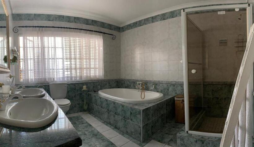 اتاق لوکس با چشم‌انداز باغ, House And Heart Guest House