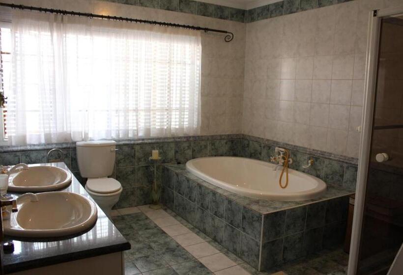 اتاق لوکس با چشم‌انداز باغ, House And Heart Guest House