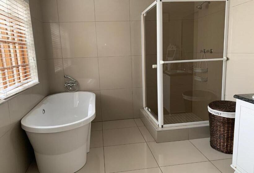 اتاق لوکس با چشم‌انداز استخر, House And Heart Guest House