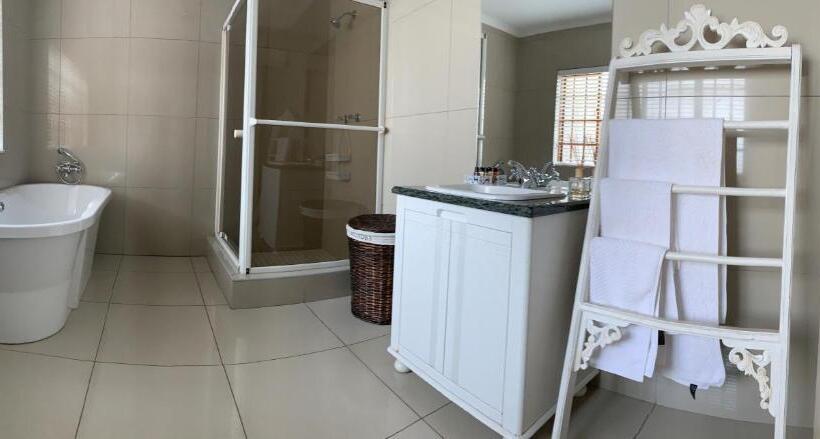 اتاق لوکس با چشم‌انداز استخر, House And Heart Guest House