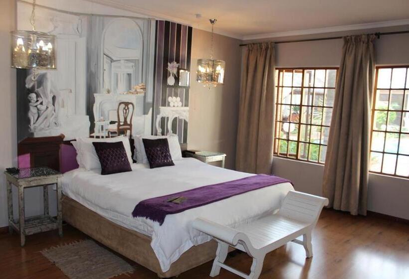اتاق لوکس با چشم‌انداز استخر, House And Heart Guest House