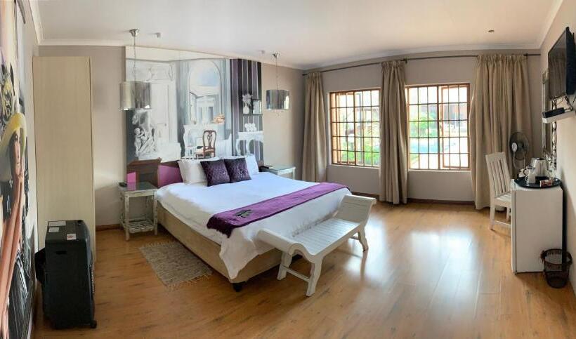 اتاق لوکس با چشم‌انداز استخر, House And Heart Guest House