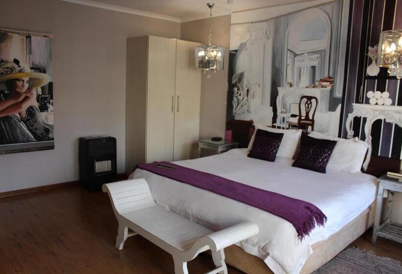اتاق لوکس با چشم‌انداز استخر, House And Heart Guest House