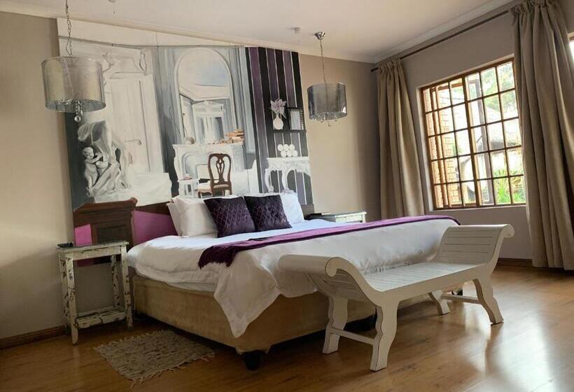 اتاق لوکس با چشم‌انداز استخر, House And Heart Guest House