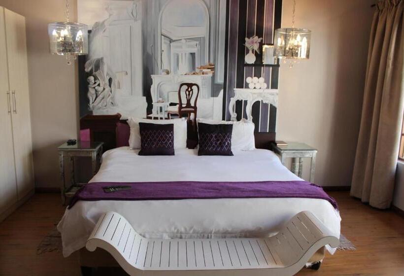 اتاق لوکس با چشم‌انداز استخر, House And Heart Guest House