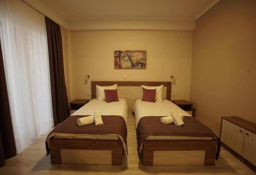 اتاق اکونومی, Boulevard Apartments