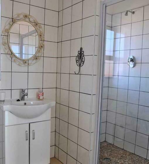 اتاق استاندارد با بالکن و چشم‌انداز دریا, Kairos Cottage B&b