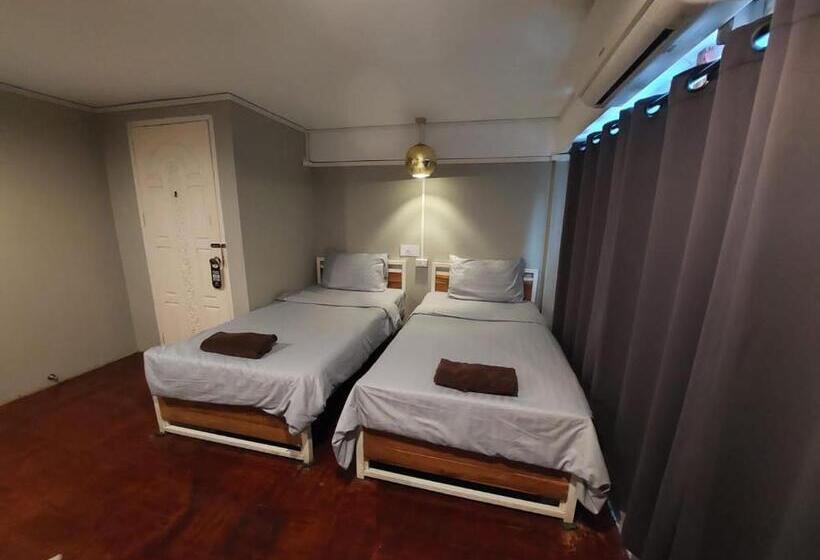 اتاق استاندارد با سرویس بهداشتی مشترک, You Empire Hostel & Bar