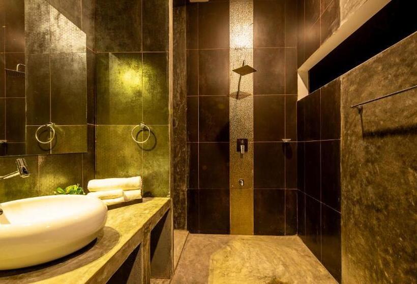 اتاق لوکس با بالکن, Wild Nest Villa Unawatuna