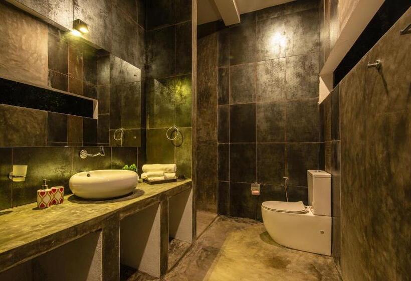اتاق لوکس با بالکن, Wild Nest Villa Unawatuna