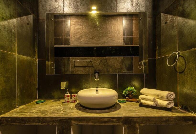 اتاق لوکس با بالکن, Wild Nest Villa Unawatuna