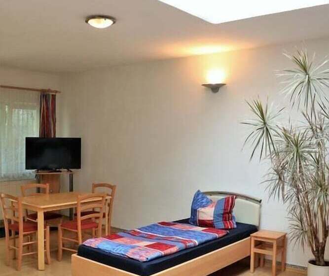 اتاق استاندارد سه نفره, Pension Jung
