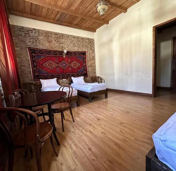 اتاق استاندارد سه تخته با بالکن, Old Sighnaghi