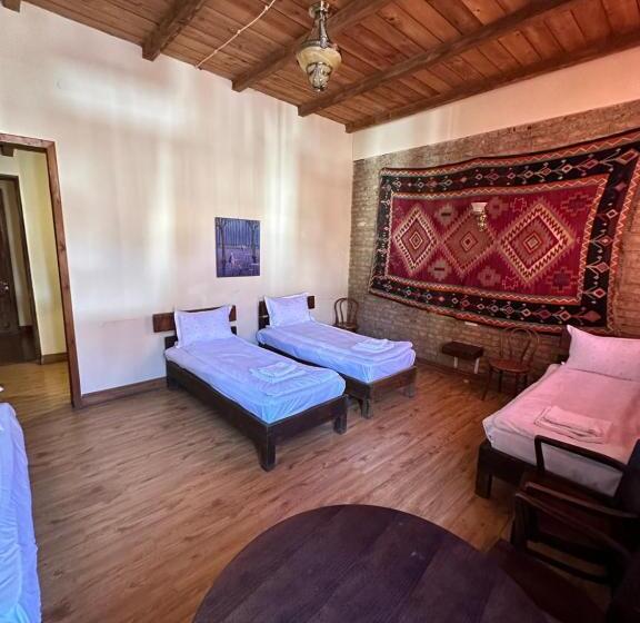 اتاق استاندارد چهار تخته, Old Sighnaghi