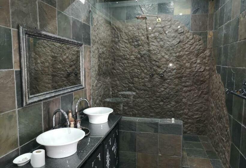 غرفة قياسية مزوَّدة بشُرفة, Excalibur Boutique