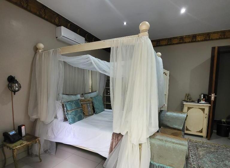 غرفة قياسية مزوَّدة بشُرفة, Excalibur Boutique