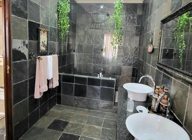 غرفة قياسية مزوَّدة بشُرفة, Excalibur Boutique