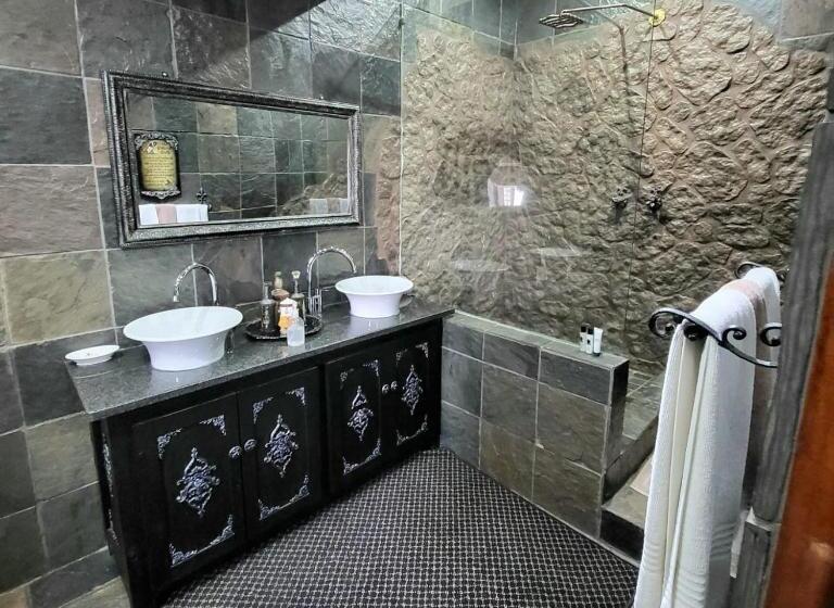 غرفة قياسية مزوَّدة بشُرفة, Excalibur Boutique
