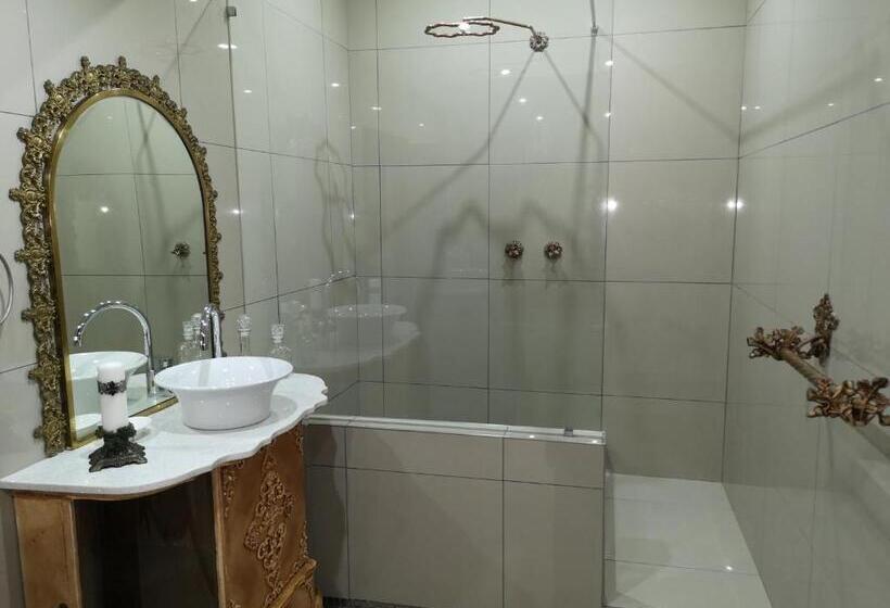 غرفة قياسية مزوَّدة بشُرفة, Excalibur Boutique