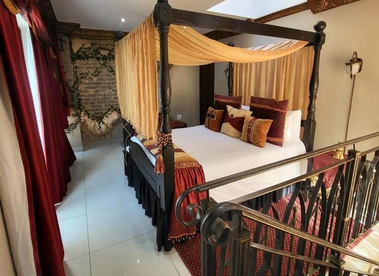 جناح دوبلكس, Excalibur Boutique
