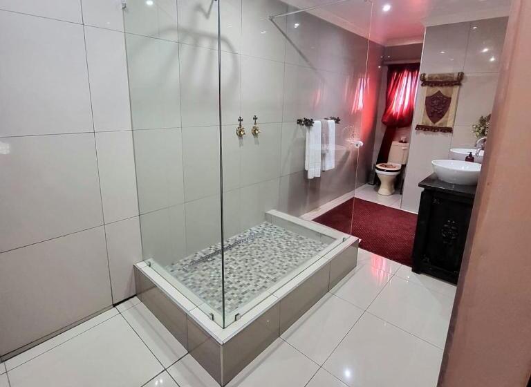 جناح دوبلكس, Excalibur Boutique