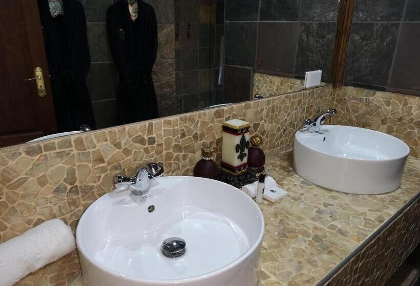 غرفة سوبيريور سرير كينج, Excalibur Boutique